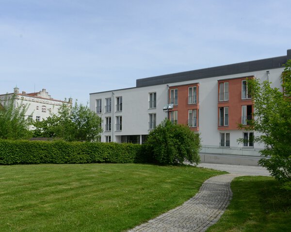 Grüner Rasen und moderner Neubau im Hintergrund | © Heinz von Heydenaber 