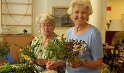 Zwei fröhliche ältere Damen binden Blumensträuße | © Susanne Wagner